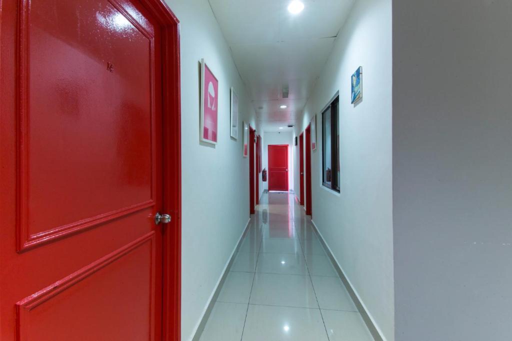 Oyo 304 Zero Hour Hotel 3*